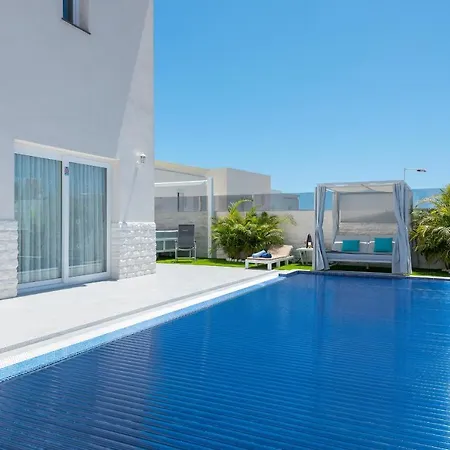 Luxury 4 Bedroom With Private Pool In Costa Willa *